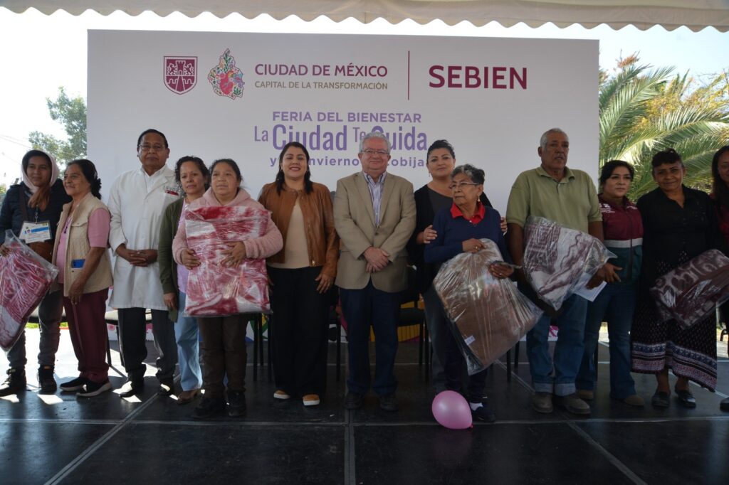 En Tláhuac, entregan cobijas y servicios esenciales a miles de familias