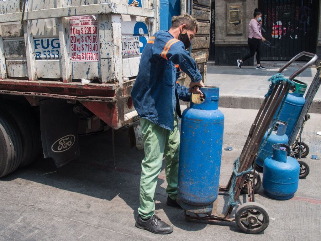 Regresa el gas LP a Tecpatán: ciudadanos llenan el parque central