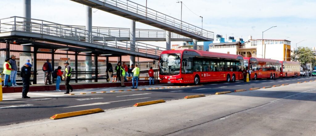 Clara Brugada inaugura la Estación Calle 6 del Metrobús en Agrícola Pantitlán