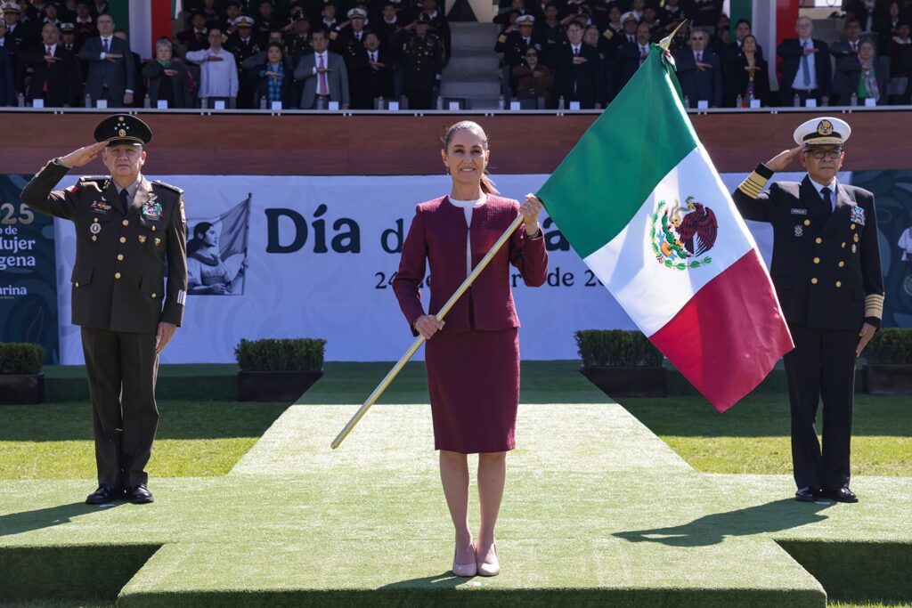 México reafirma su soberanía en el Día de la Bandera