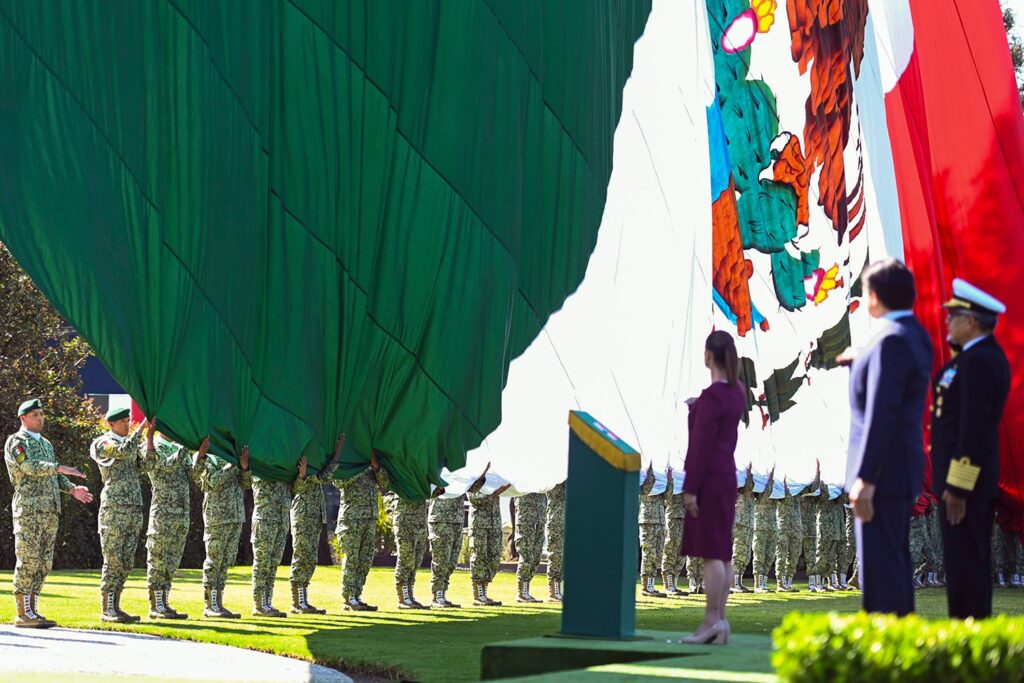 México reafirma su soberanía en el Día de la Bandera