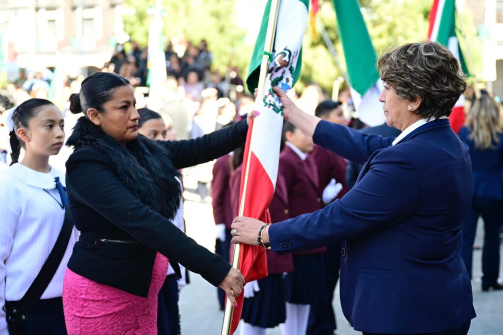 Delfina Gómez encabeza ceremonia del Día de la Bandera en el Estado de México