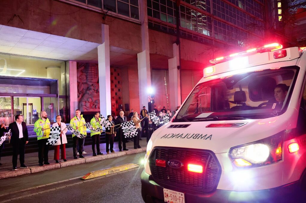 Banderazo de salida a mil ambulancias del IMSS: un paso hacia la equidad en salud