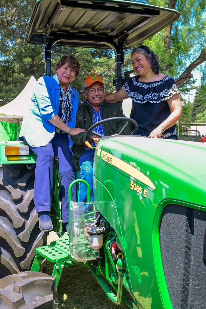 Delfina Gómez entrega apoyos a productores de maíz nativo y amaranto