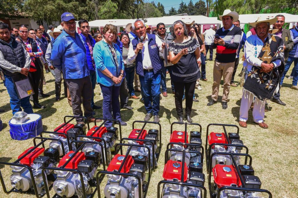 Delfina Gómez entrega apoyos a productores de maíz nativo y amaranto