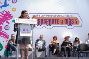 Clara Brugada entrega 45 mil apoyos a estudiantes