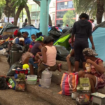 Migrantes reconstruyen su campamento en Parque Guadalupe Victoria  
