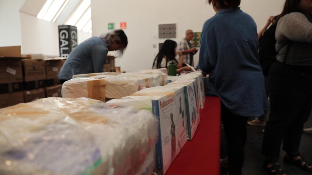 FCE dona cinco mil libros a PILARES para fortalecer el acceso a la lectura en la CDMX