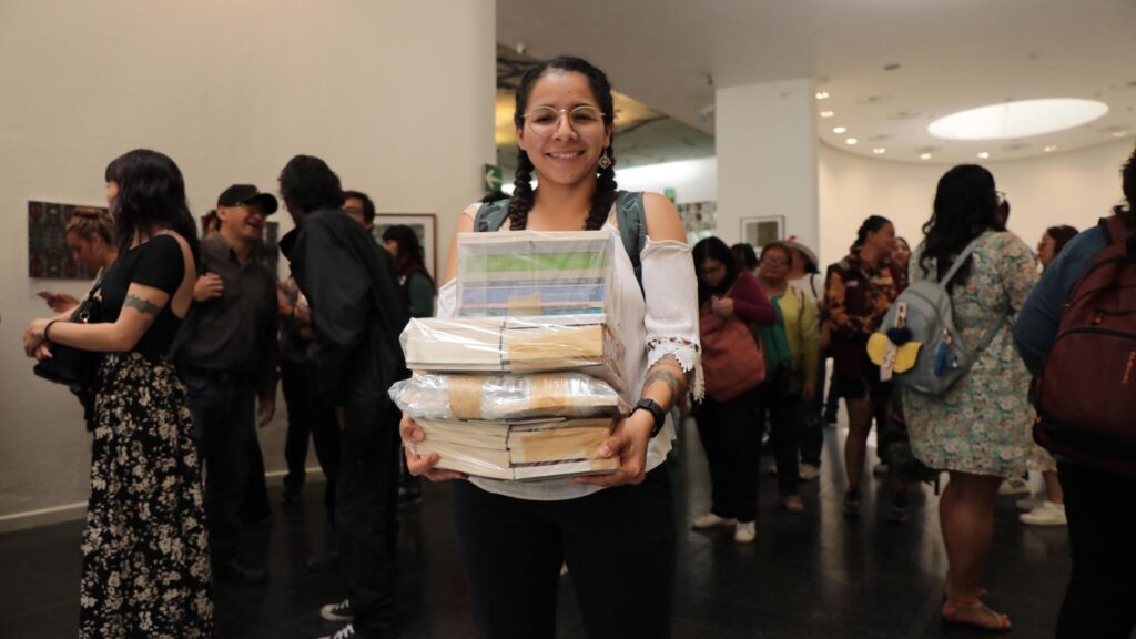 FCE dona cinco mil libros a PILARES para fortalecer el acceso a la lectura en la CDMX