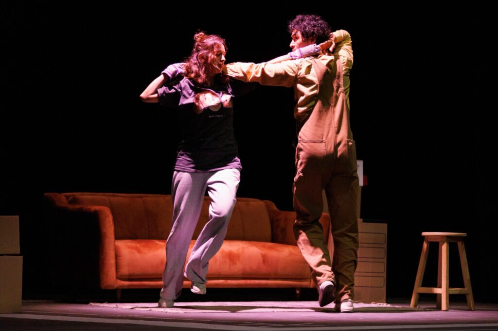 “Mil veces no”: una comedia apocalíptica y humana en el Teatro Orientación