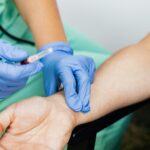 OMS lanza alerta por uso excesivo de guantes médicos