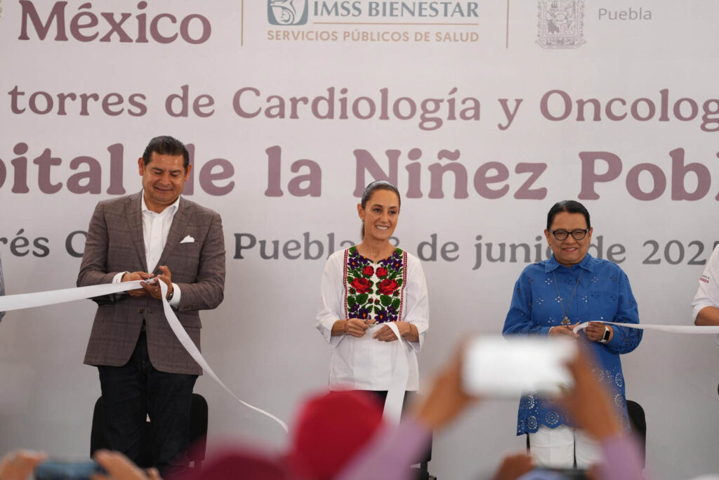 Sheinbaum defiende a migrantes mexicanos y refuerza atención médica infantil en Puebla