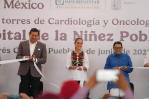 Sheinbaum defiende a migrantes mexicanos y refuerza atención médica infantil en Puebla