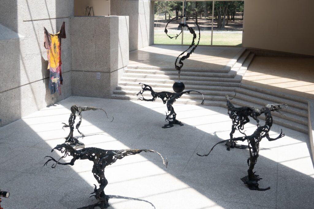 La exposición No tengo preguntas, solo respuestas entrelaza escultura, sonido y video
