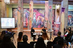 Isa Carrillo reinterpreta el muralismo de González Camarena con una instalación textil