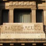 Banxico alerta por desaceleración económica y riesgo arancelario 
