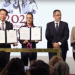 Sheinbaum firma decretos a favor de los maestros del país 
