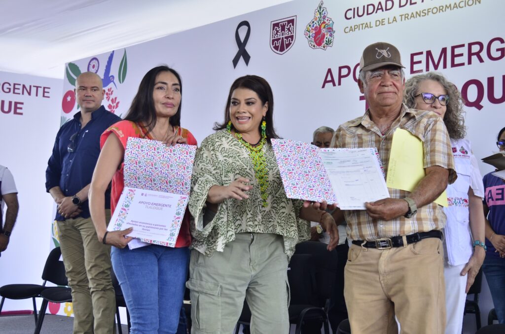 Clara Brugada entrega apoyos a familias afectadas por lluvias en Iztapalapa