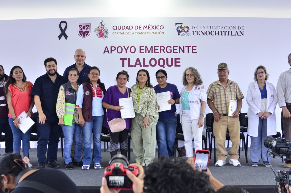 Clara Brugada entrega apoyos a familias afectadas por lluvias en Iztapalapa