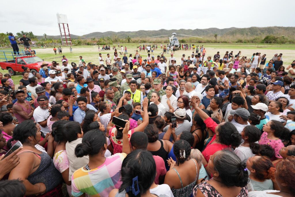 Sheinbaum recorre comunidades afectadas por el huracán Erick en Oaxaca