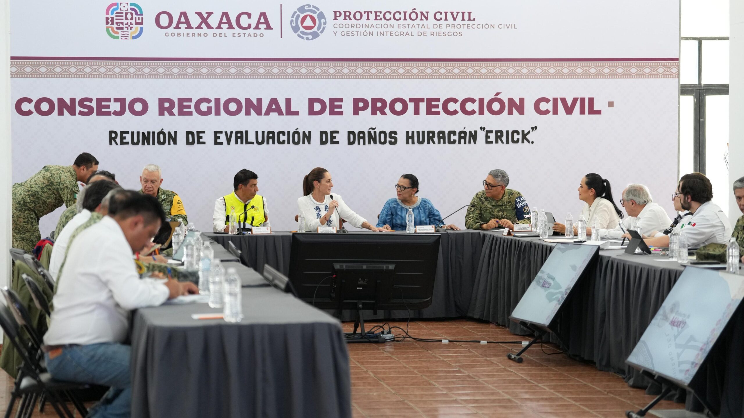 Sheinbaum recorre comunidades afectadas por el huracán Erick en Oaxaca