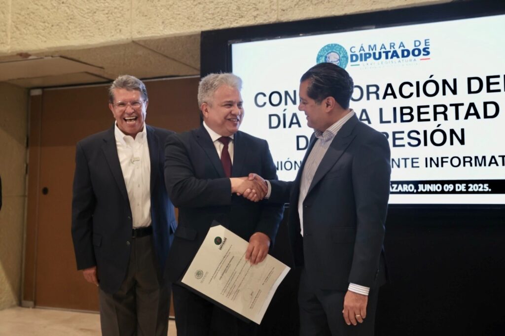 Reconocen a periodistas del Congreso en el Día de la Libertad de Expresión