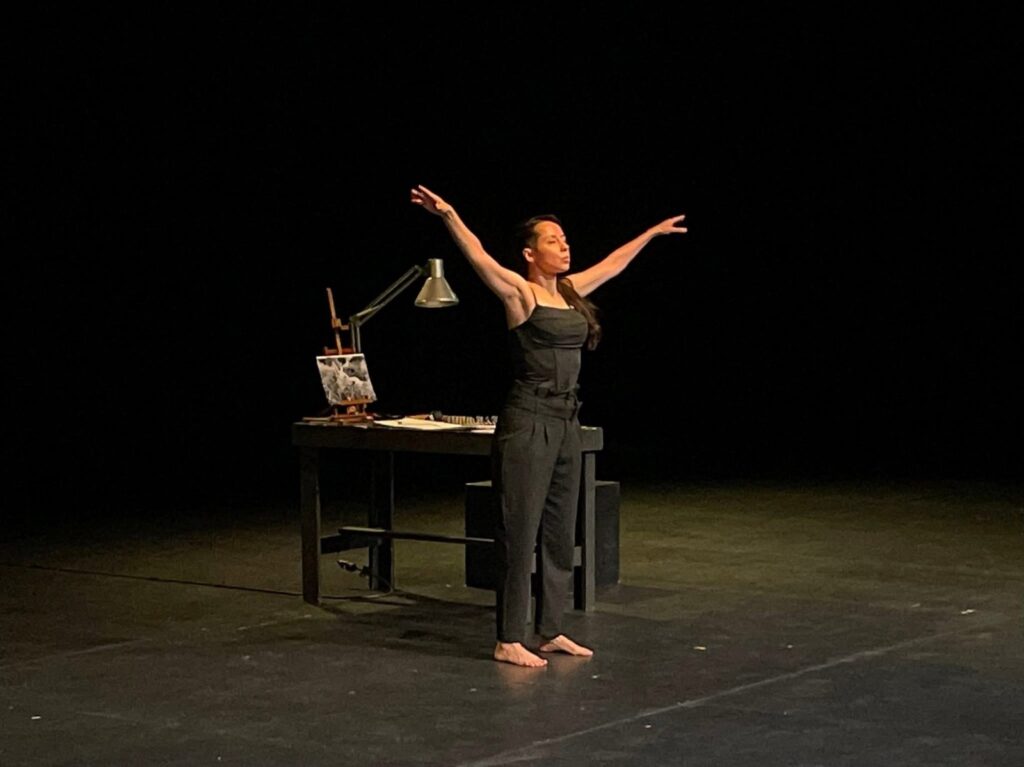 Jennifer Moreno conmueve con su poesía, danza e identidad en movimiento