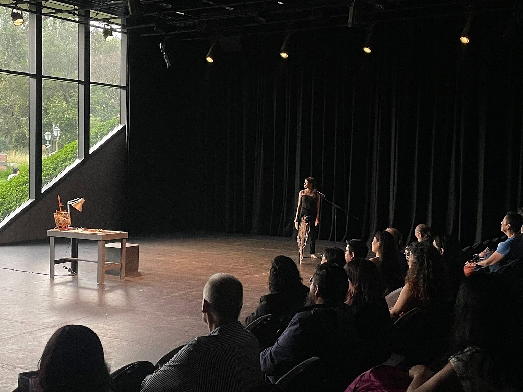 Jennifer Moreno conmueve con su poesía, danza e identidad en movimiento