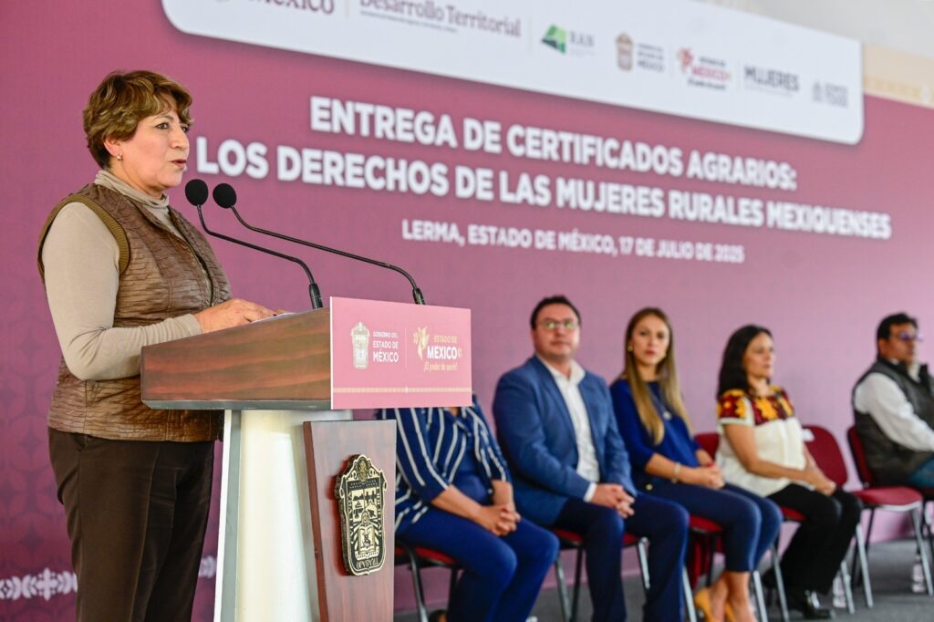 Delfina Gómez entregan 500 certificados agrarios a mujeres en Lerma