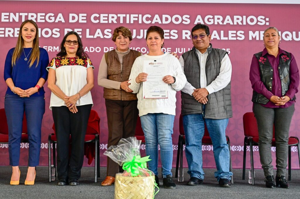 Delfina Gómez entregan 500 certificados agrarios a mujeres en Lerma