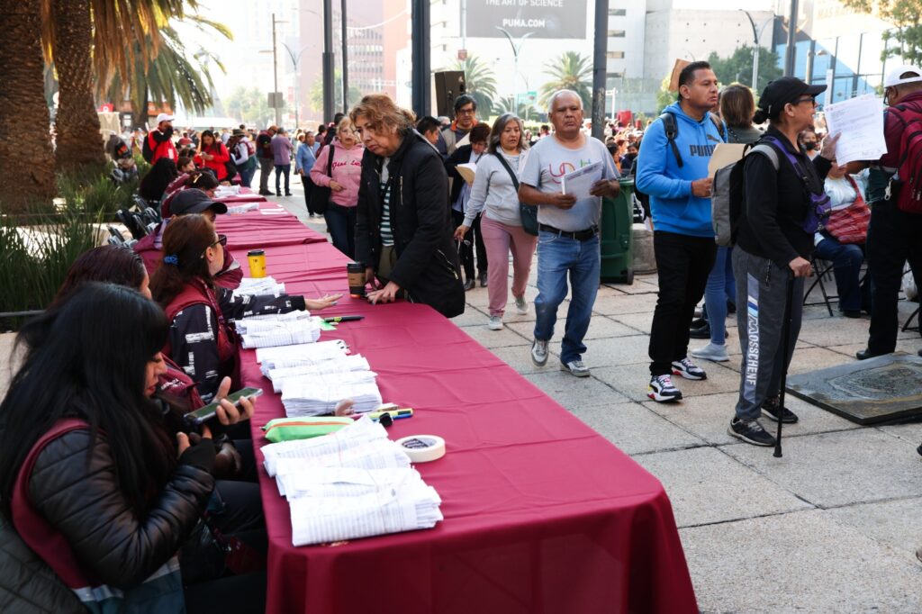 Brugada entrega apoyos a adultos mayores desde los 57 años