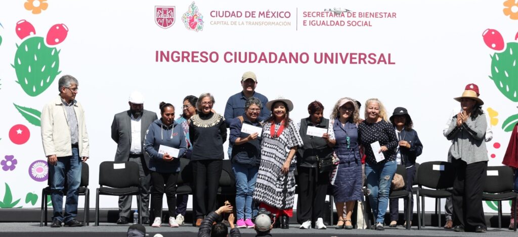 Brugada entrega apoyos a adultos mayores desde los 57 años