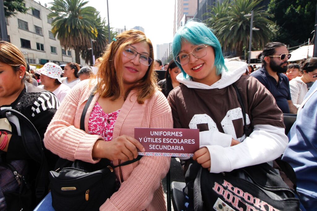 CDMX entrega más de 11 mil tarjetas para uniformes y útiles escolares