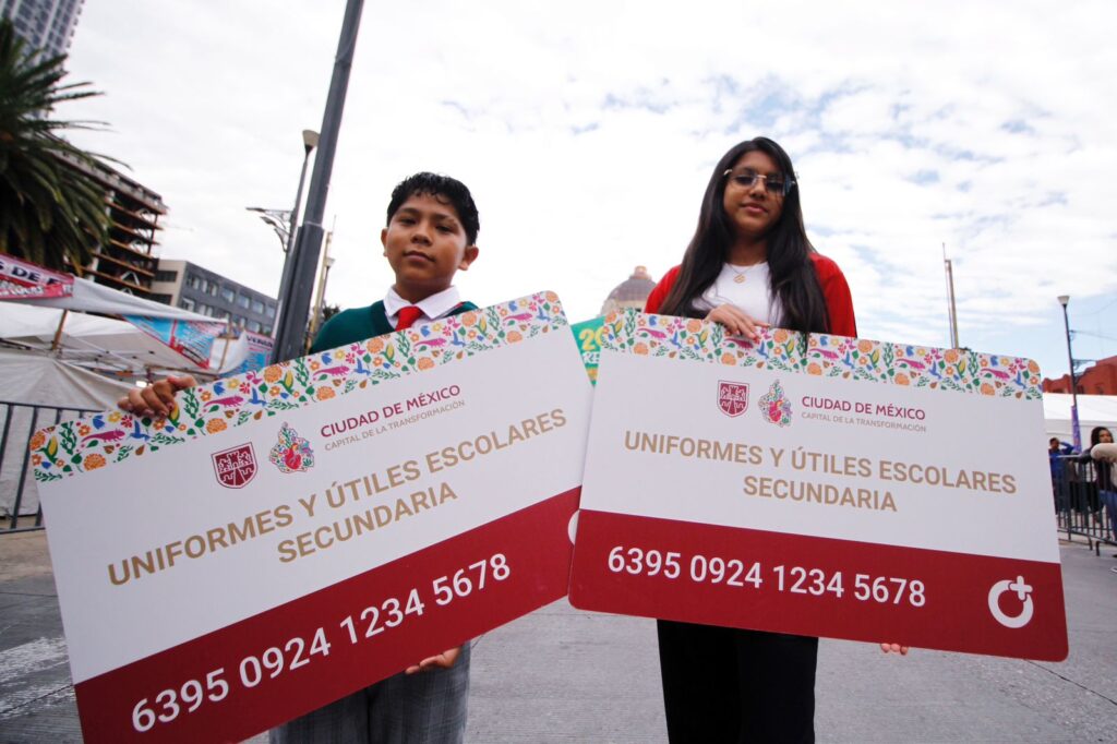 CDMX entrega más de 11 mil tarjetas para uniformes y útiles escolares