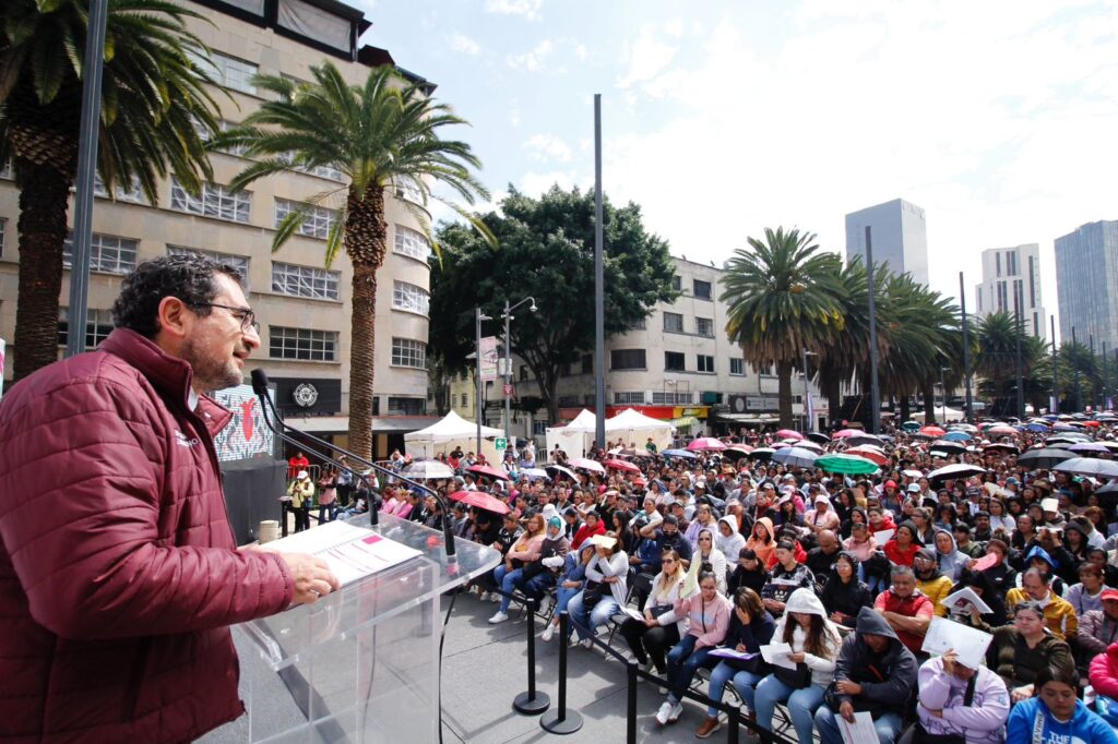 CDMX entrega más de 11 mil tarjetas para uniformes y útiles escolares