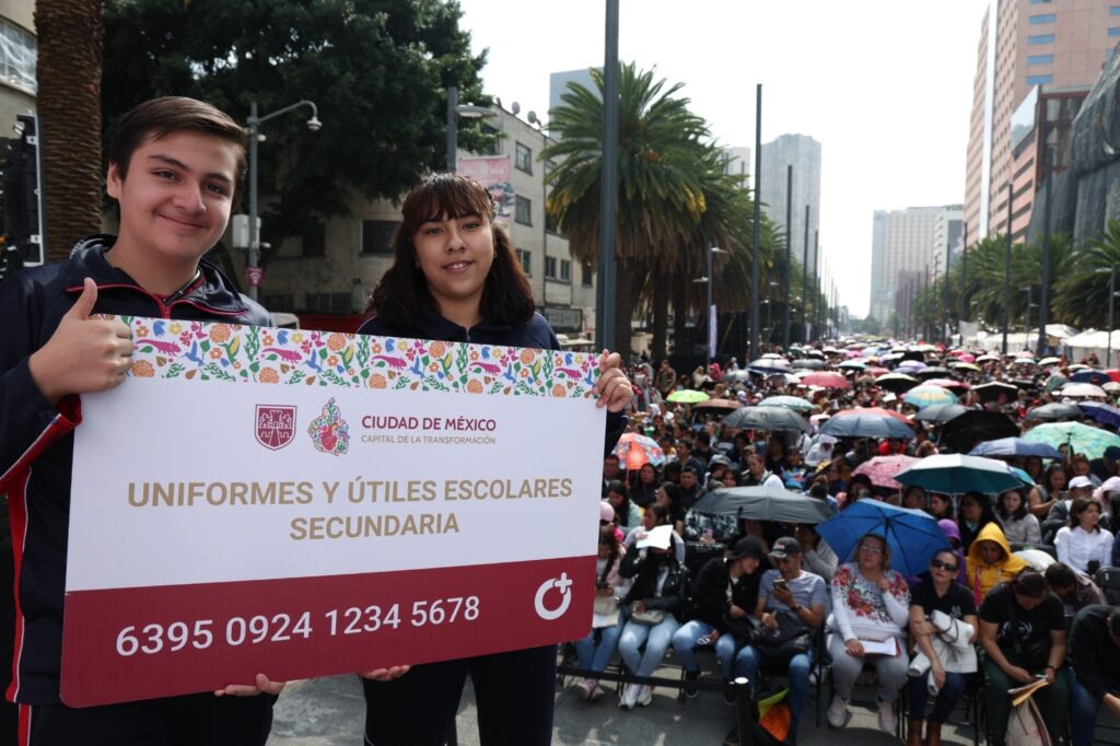 Gobierno de la CDMX entregó tarjetas para útiles y uniformes escolares