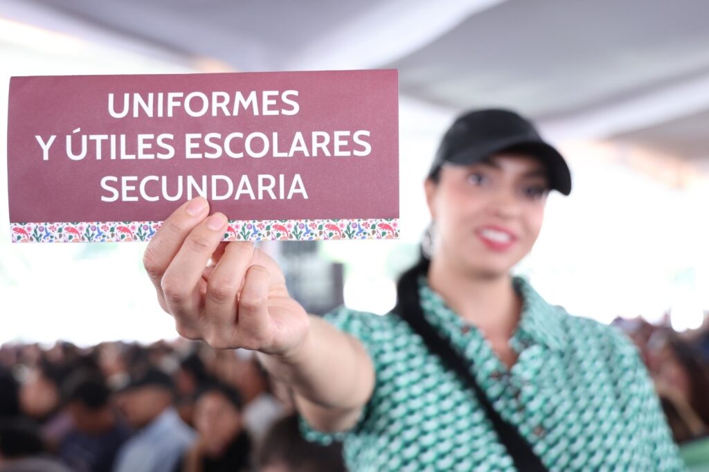 Gobierno de la CDMX entregó tarjetas para útiles y uniformes escolares