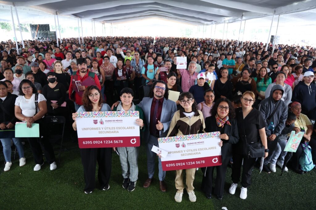 Gobierno de la CDMX entregó tarjetas para útiles y uniformes escolares