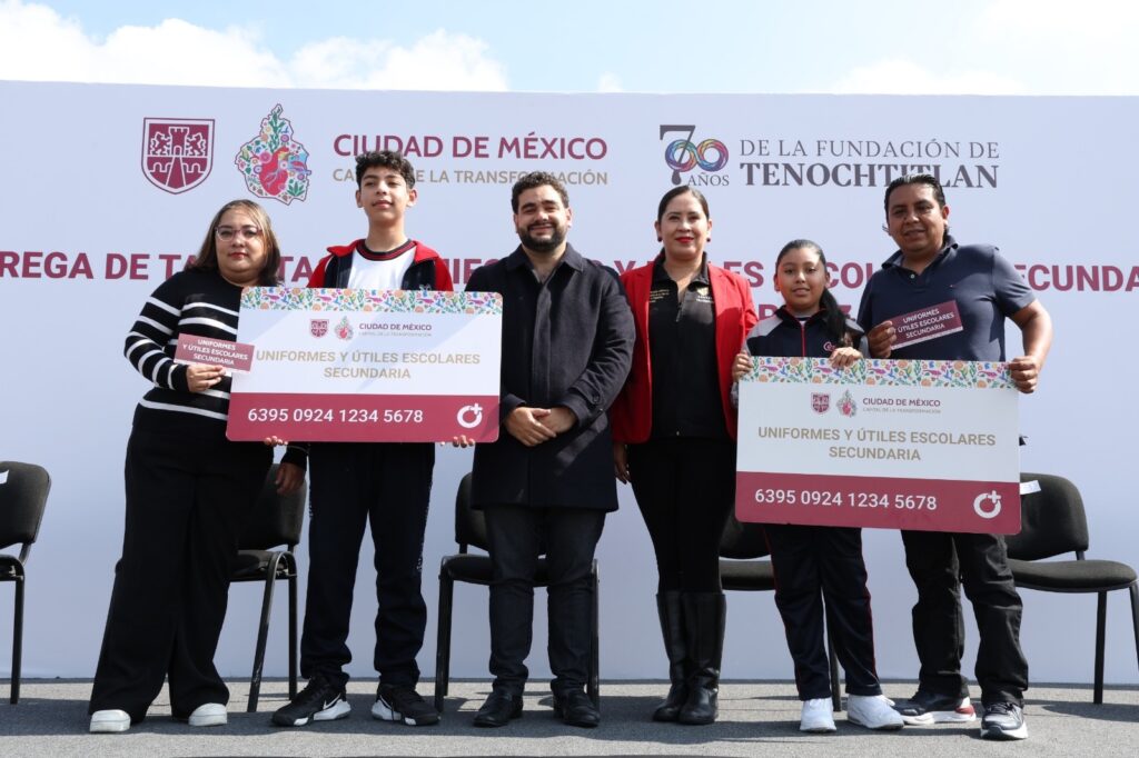 Gobierno de la CDMX entregó tarjetas para útiles y uniformes escolares