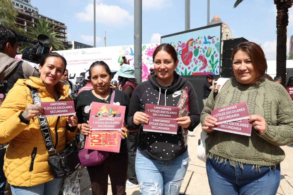 Gobierno de la CDMX entregó tarjetas para útiles y uniformes escolares