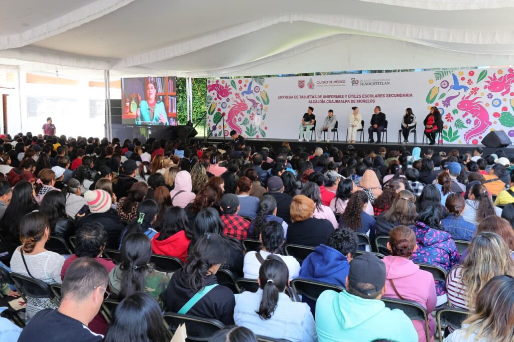 Gobierno de la CDMX entregó tarjetas para útiles y uniformes escolares
