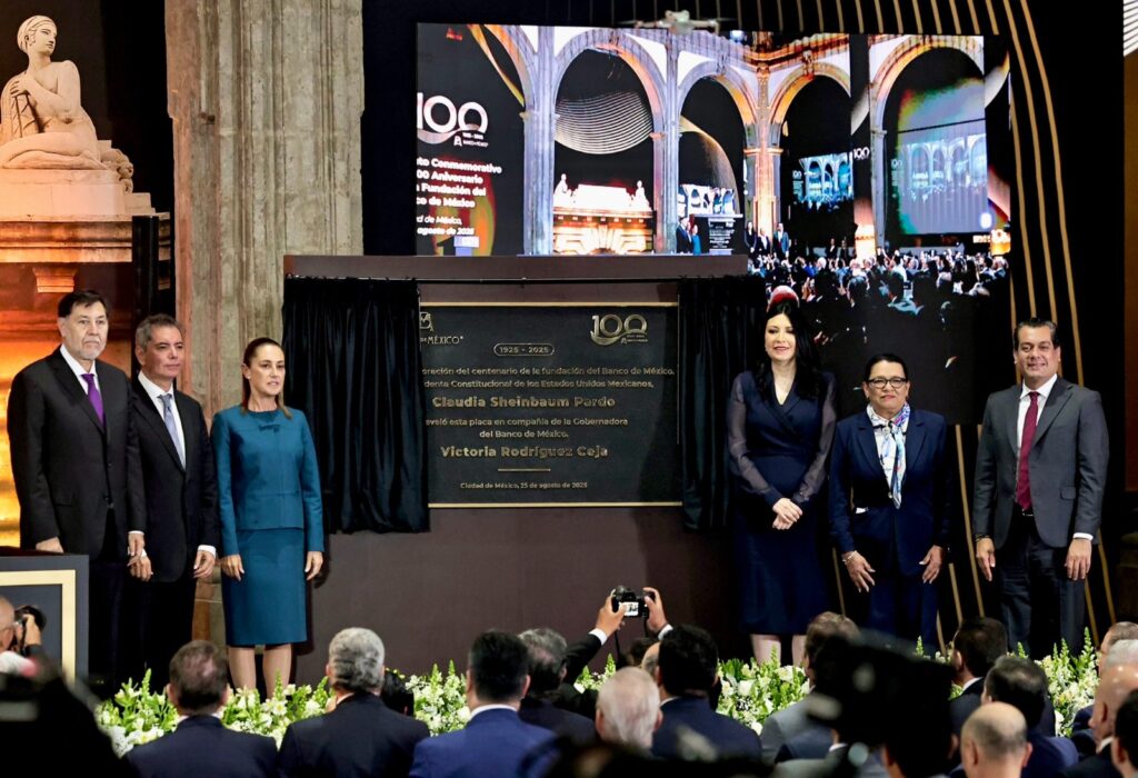 Banxico celebra 100 años con moneda de plata y billetes conmemorativos