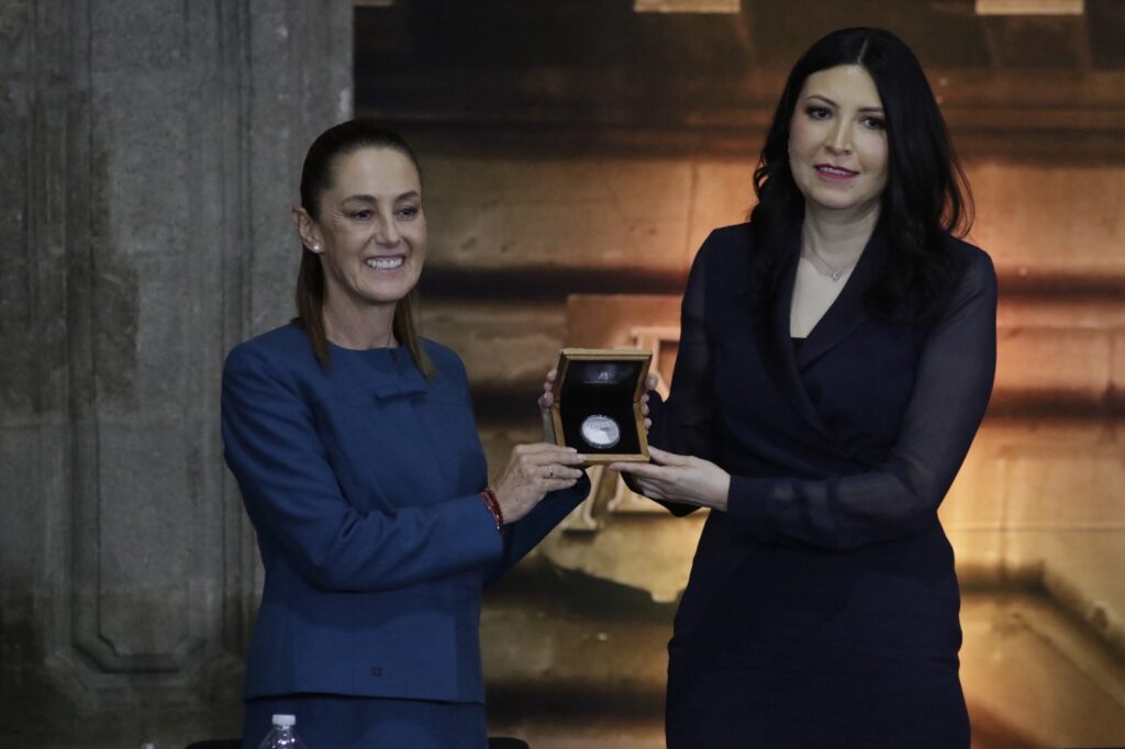 Banxico celebra 100 años con moneda de plata y billetes conmemorativos