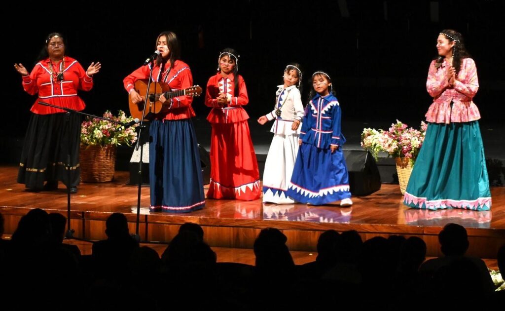 Mujeres indígenas llenan de música y alegría el Palacio de Bellas Artes