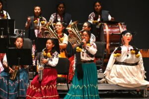 Mujeres indígenas llenan de música y alegría el Palacio de Bellas Artes