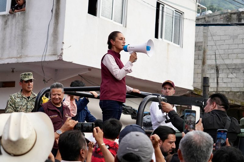 Sheinbaum supervisa censo a familias afectadas por lluvias en Huehuetla, Hidalgo