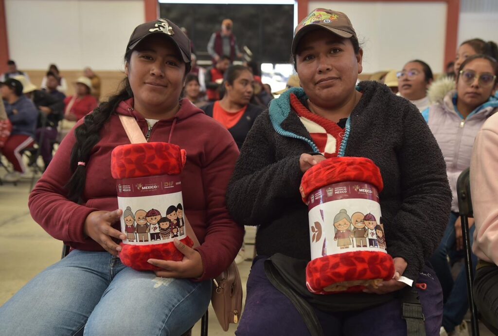 DIFEM entrega 40 mil cobertores ante temporada invernal