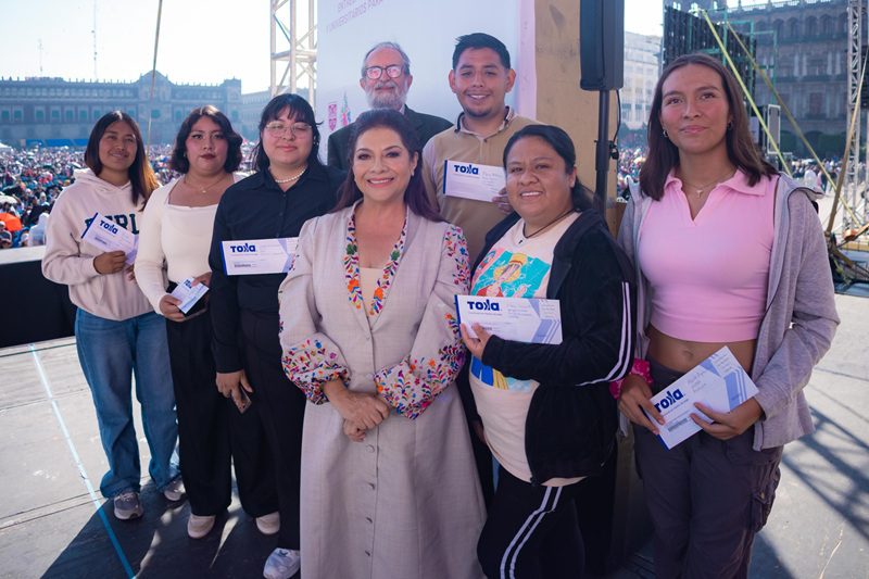 Brugada entrega beca universal de transporte a universitarios