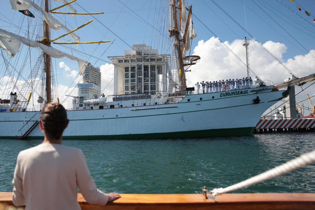 Sheinbaum llama a defender soberanía en Bicentenario Naval