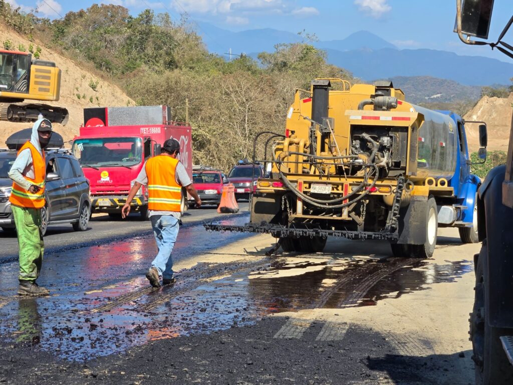 Supervisan modernización de carretera Pochutla-Huatulco